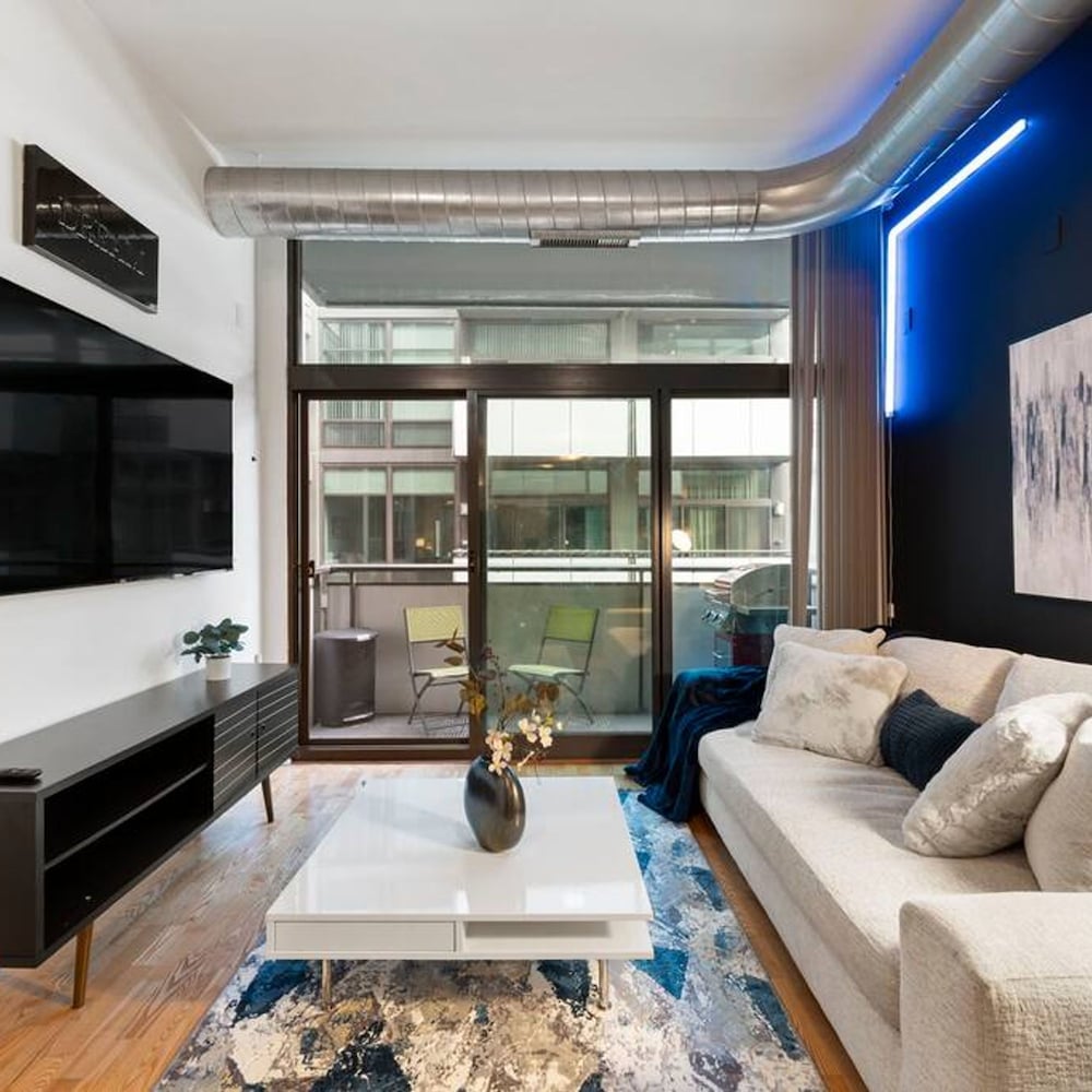 Sleek 2 Bed 2 Bath Condo in Trendy Fulton Market