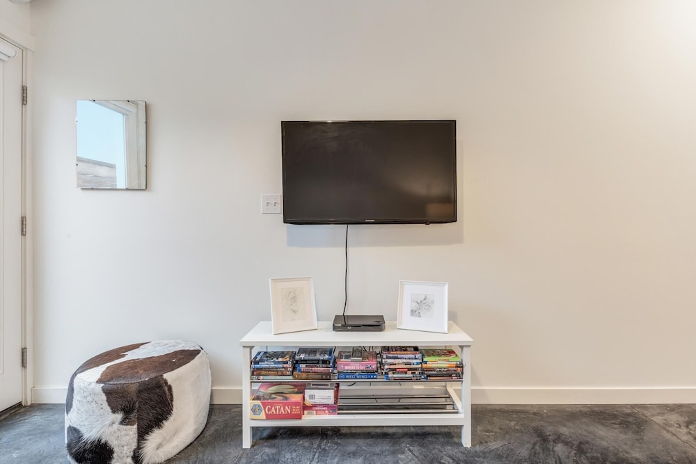 2BR 2BA The Ballard Modish Seattle Location With Rooftop View view 4