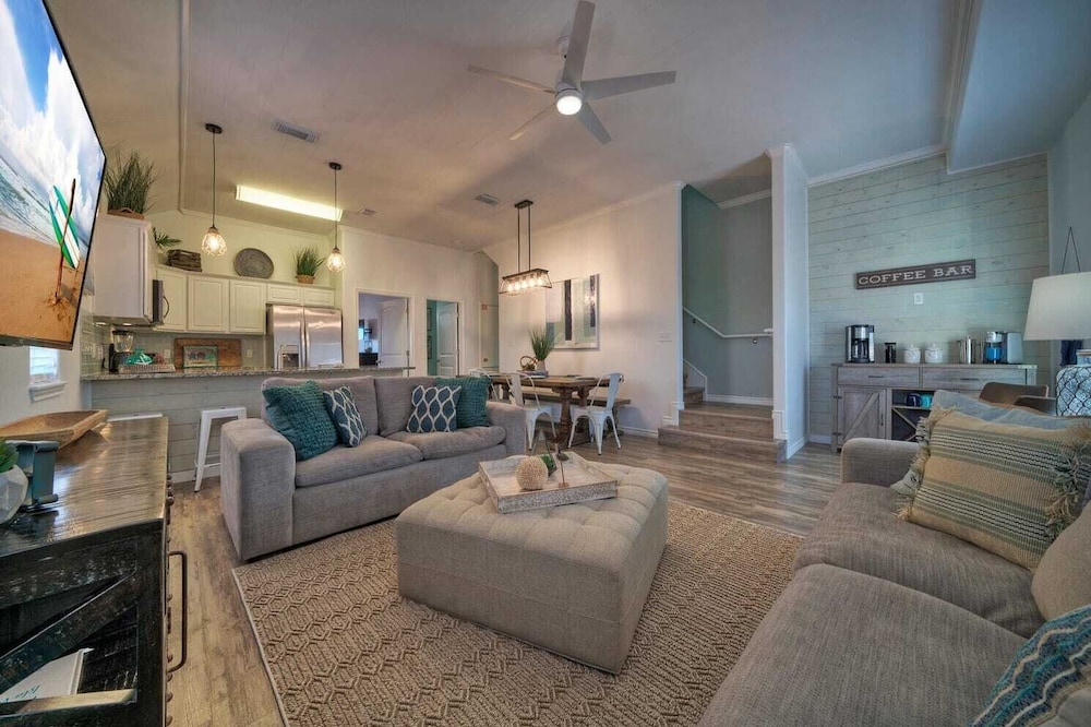 Sleeps 23, 2 Beachside Homes Resort Pool, Walk to the Beach, Balcony + Yard