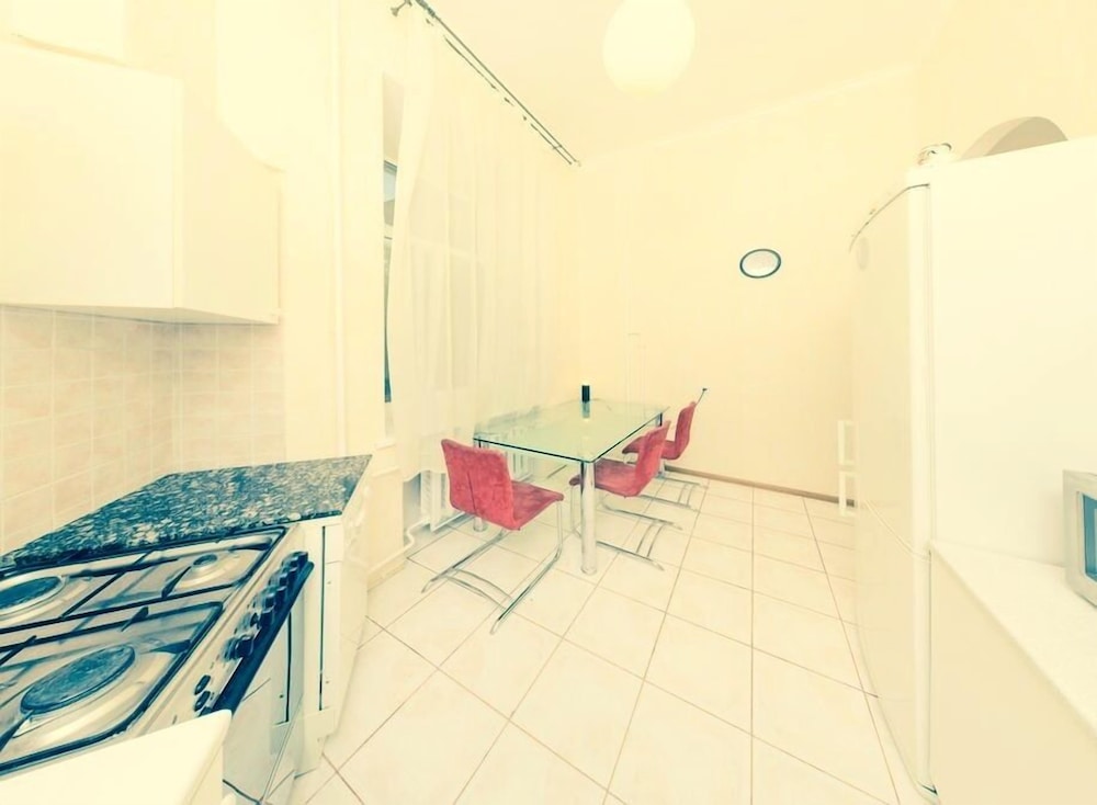 Hotrent Baseina Street Area