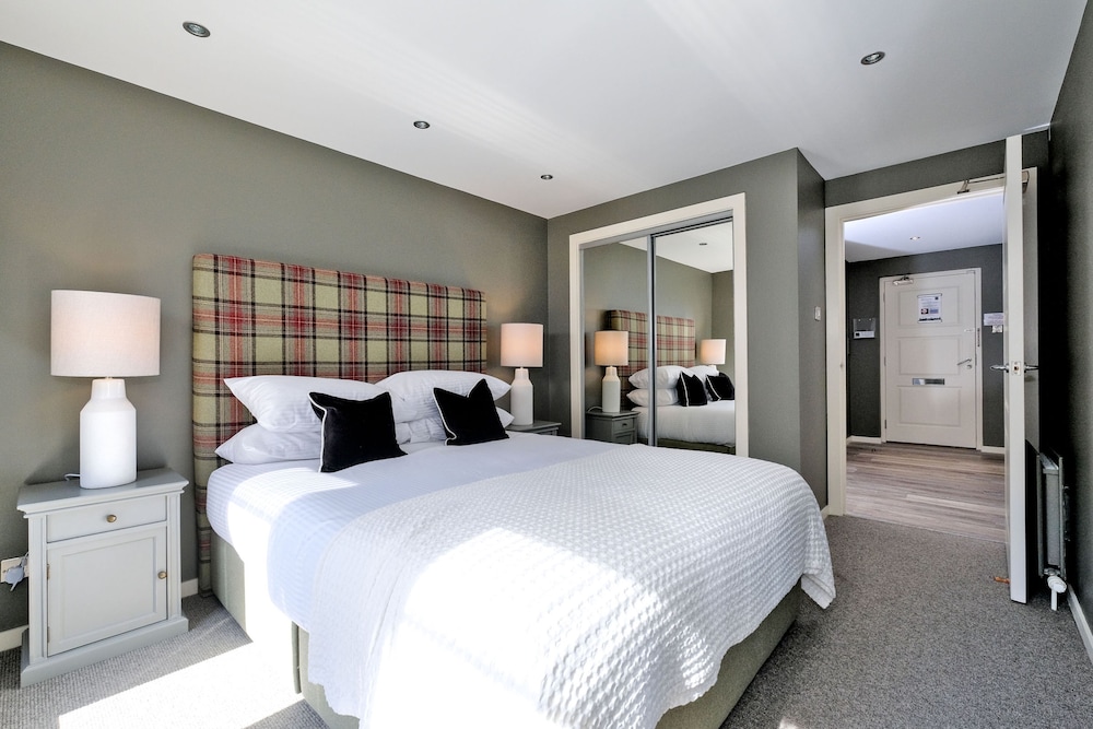 Executive three Bedroom Apartment in Aberdeens West End