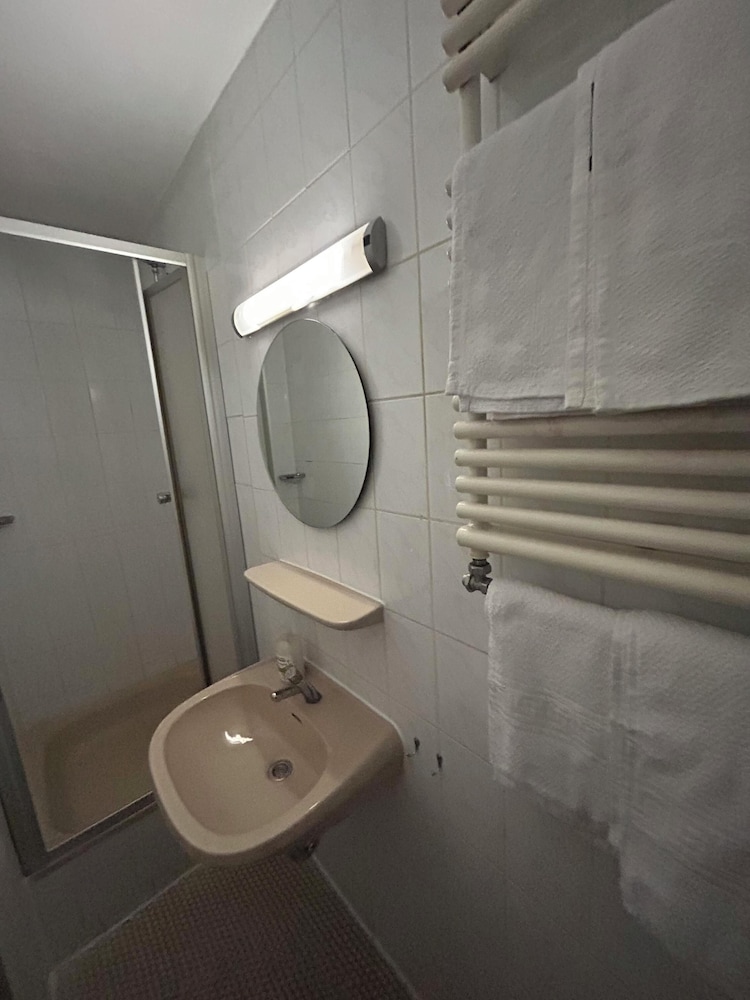 2-Rent Group Hostel Rooms AUB162