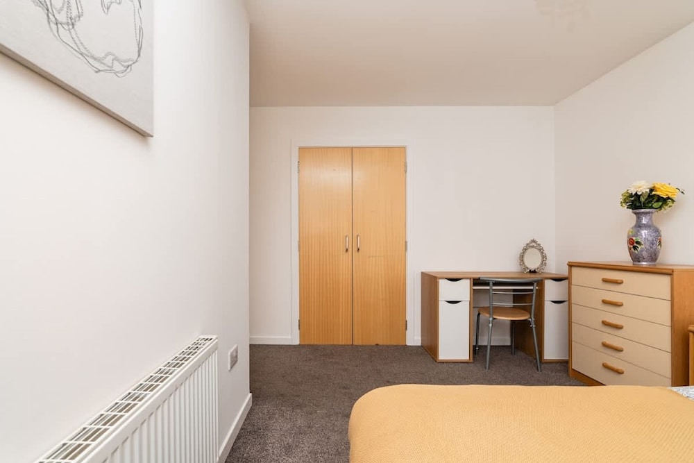 3 Bedroom House - Free Parking