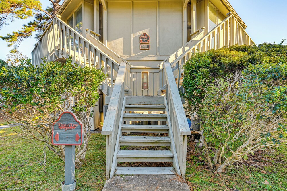 7 Mi to Ocean: Myrtle Beach Condo w/ Deck