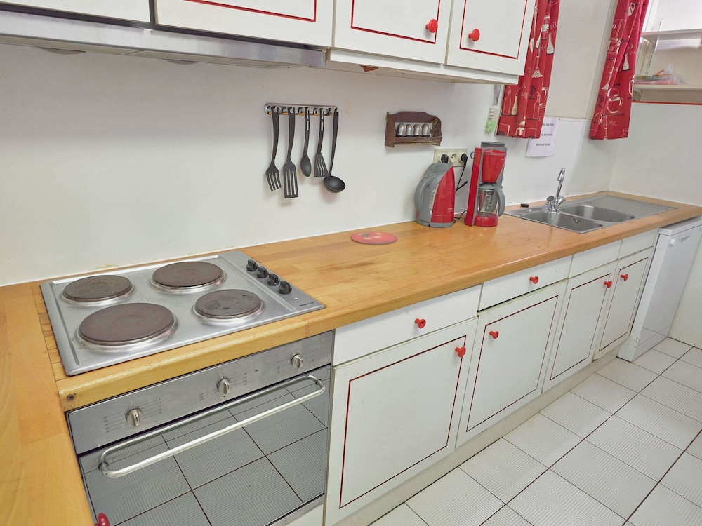 Spacious Family Home, Sosoye view 3