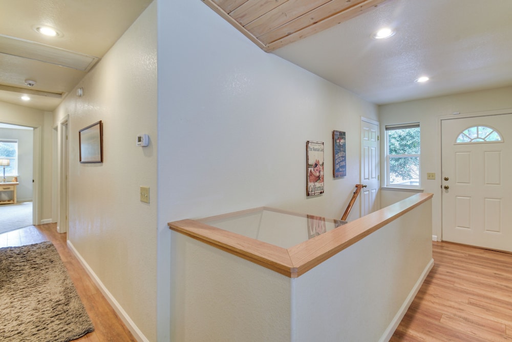 Gateway to Yosemite: Group-friendly Groveland Home