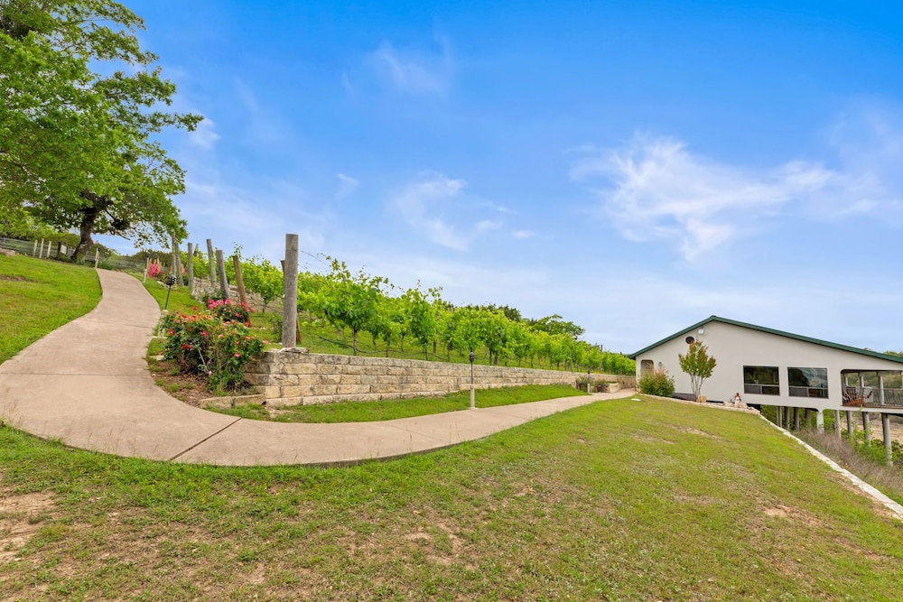 Chardonnay Haus - Unit C