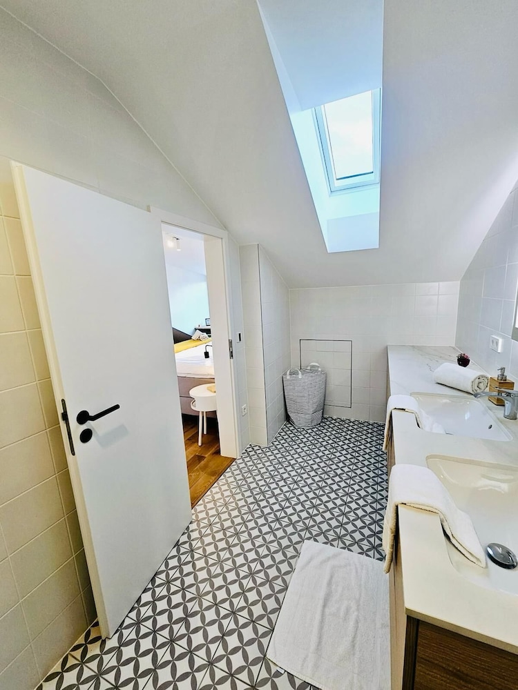 Spacious 3 bedroom large terrace&parking