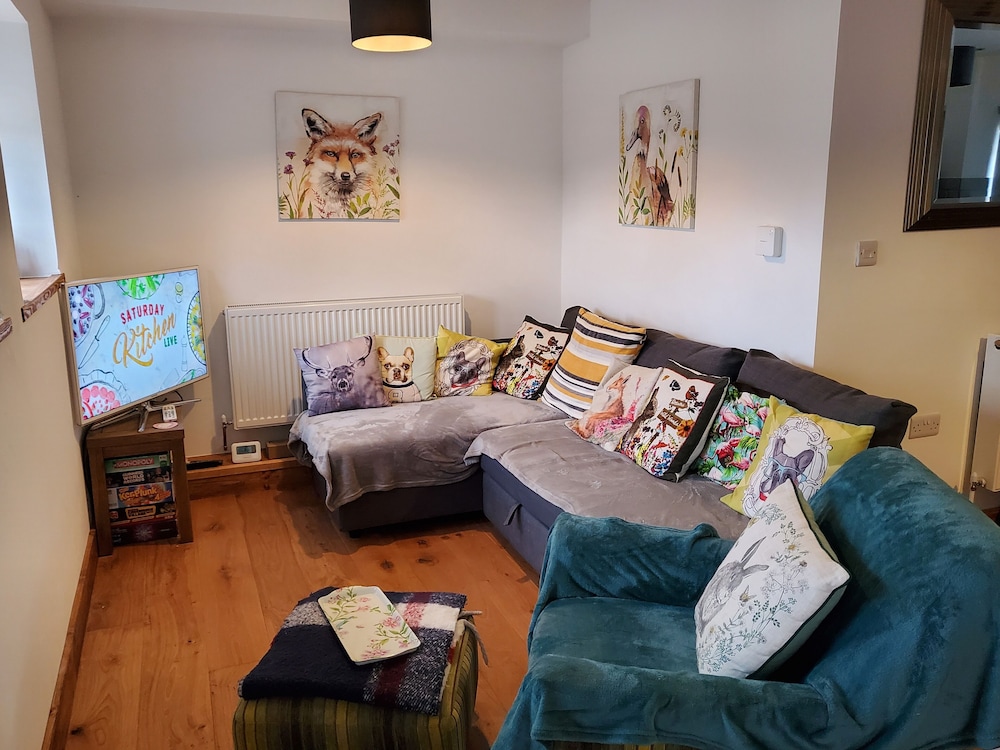 3 Bedroom Cottage - Hot Tub, Garden, Parking view 2