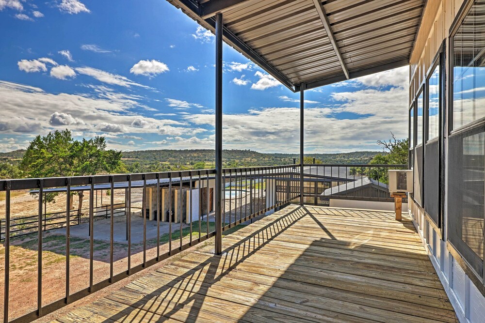 Chic Fredericksburg Retreat - Near Wineries!