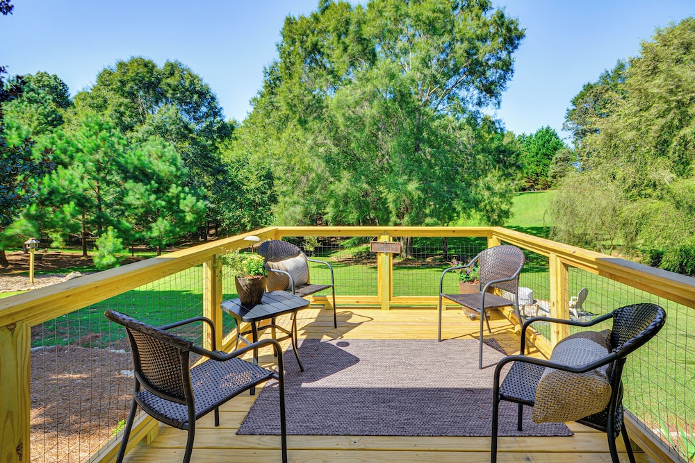 Cozy Cottage: Nature-filled Winston-salem Retreat!