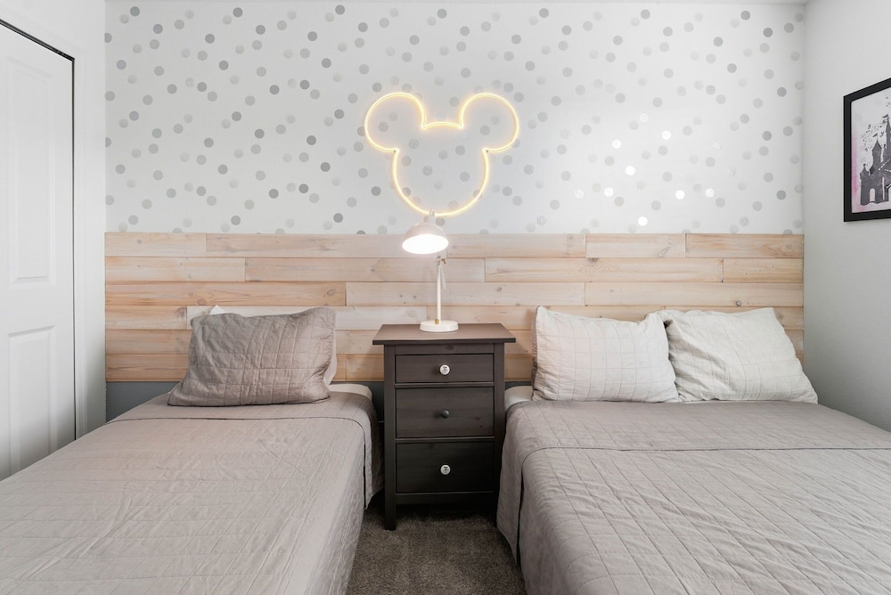 Chic 4BR Disney Retreat With Pool Mickey Rooms