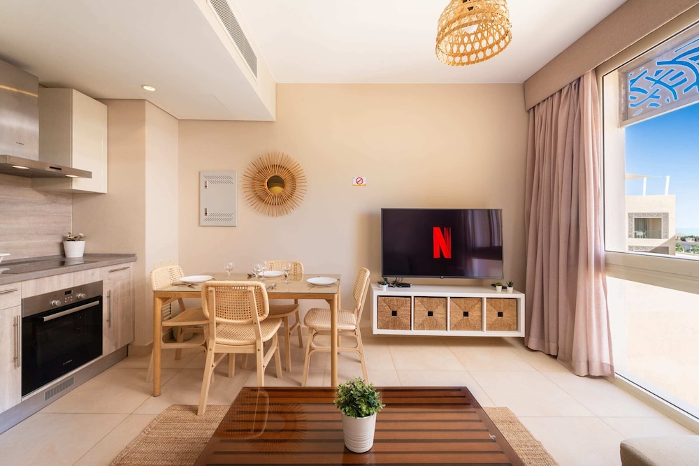 Xuru Stays I Roomy & Relaxed 1bdr @ Mangroovy Free Beach & Pool