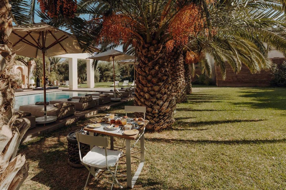 The Garden of Siredrah an Oasis With Pool and Hammam