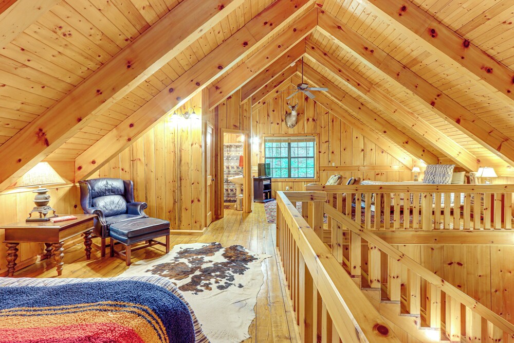 Cozy Cohutta Cabin: Creekside Cabin in Ellijay!