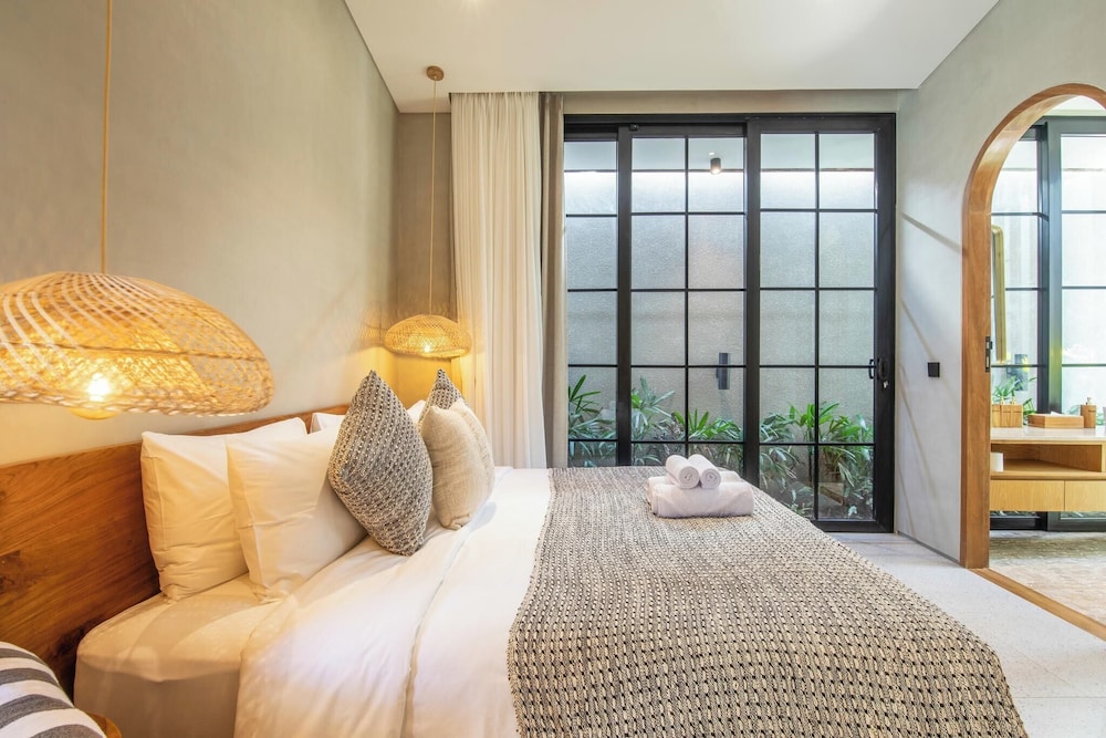 Stylish 5BR Boho Hideaway, 5 Minutes Bingin Beach