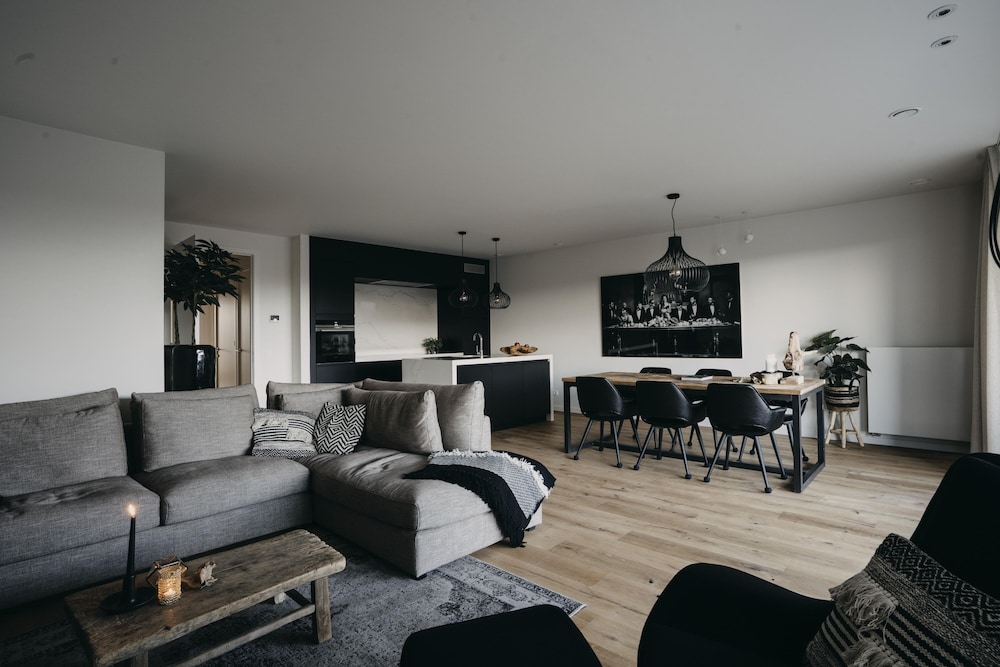 Huswell - The Tide - Stylish Sea View Apartment for 4 - Prime Location With Private Parking