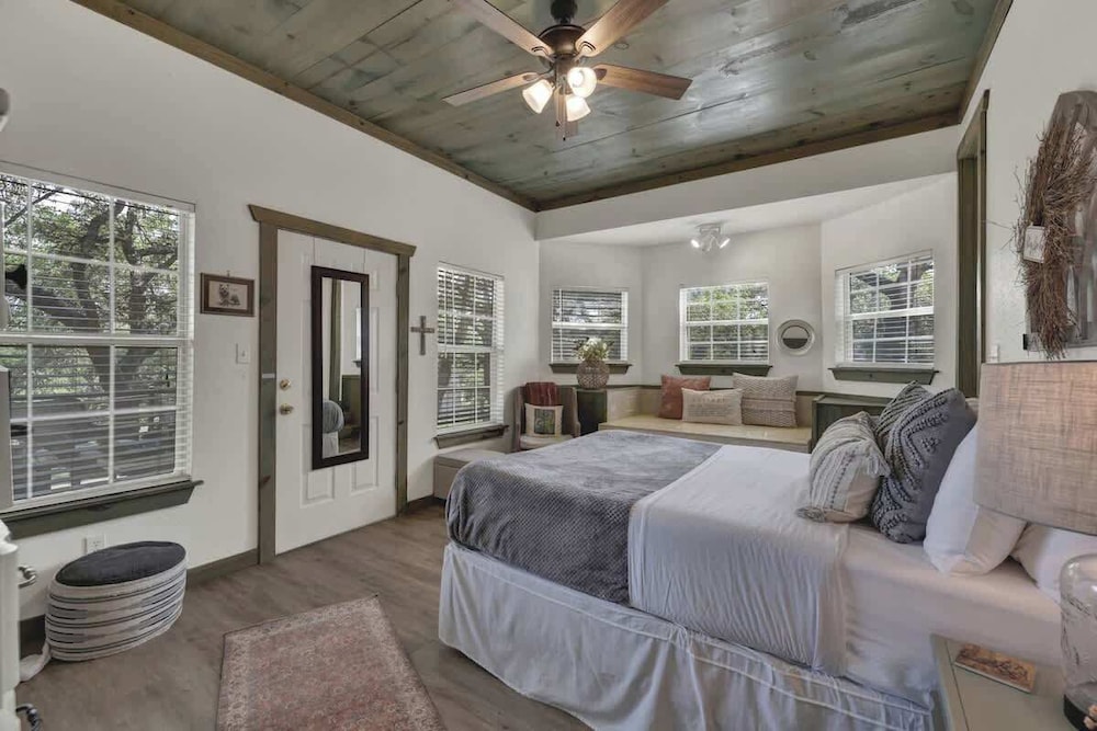Cactus Flower Peaceful Hill Country Escape!
