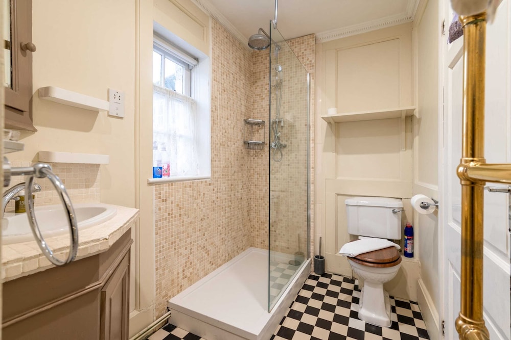 Character Cottage In Historic Hampstead