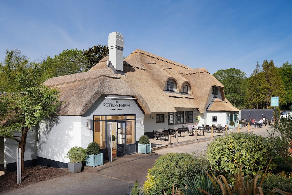 Romsey Vacations - Potters Heron Hotel - Property Image 1