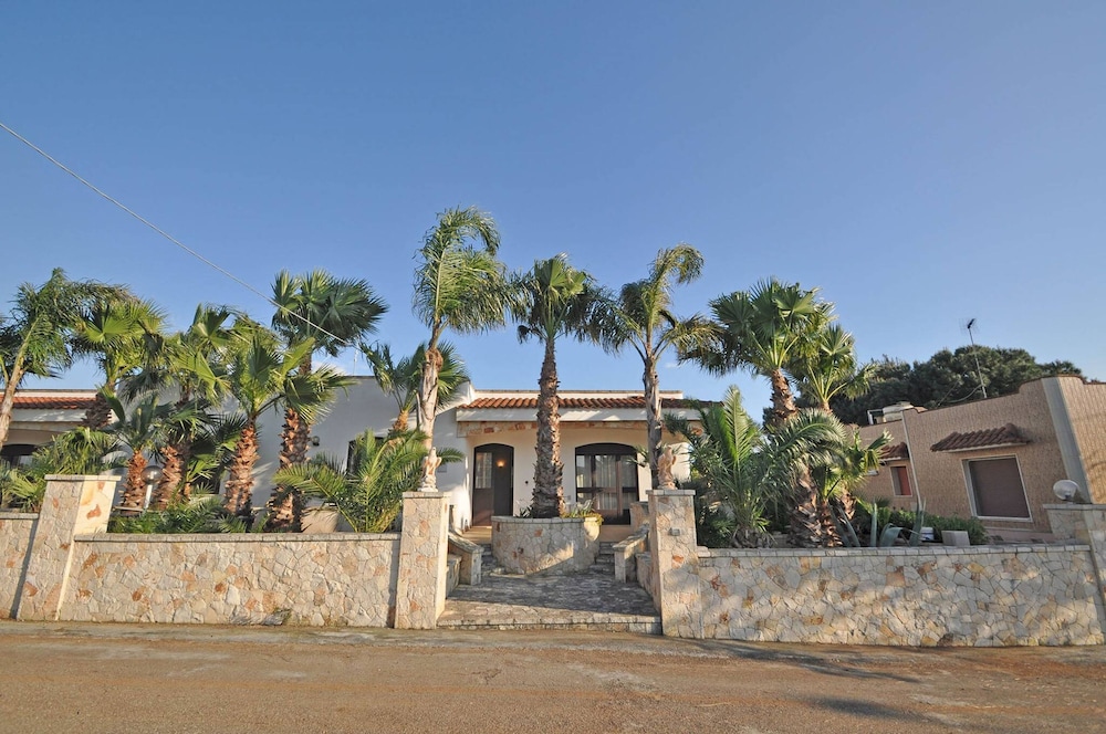 Villa Magnolia 1 Sleeps 8 Close to the sea