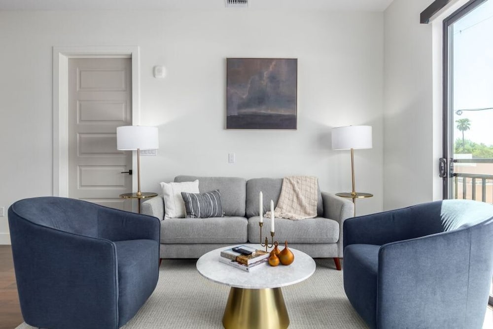 LUX Penthouse Old Town Walkable Gym Mtn Views