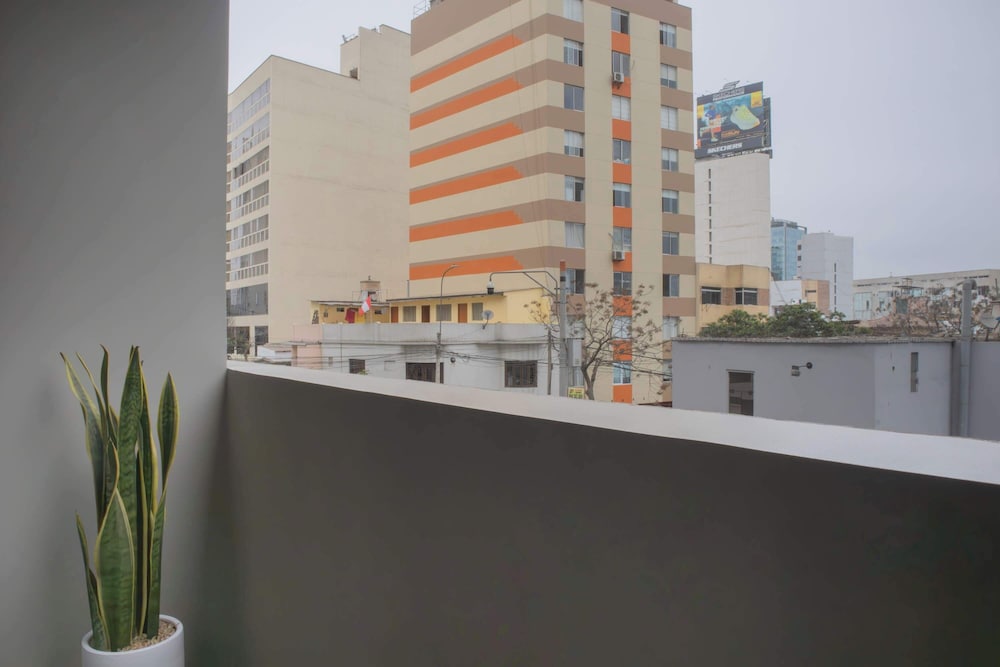 w Enchanting 2BR w Balcony Near Kennedy Park