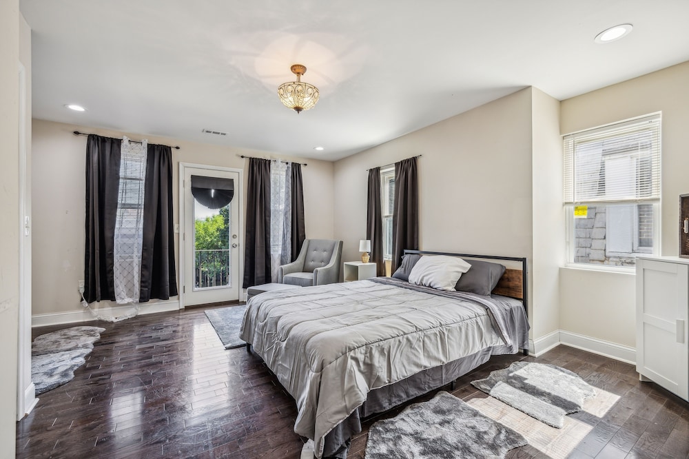 Elegant 5br Townhome In Prime Location 5 Bedroom Townhouse by RedAwning view 2