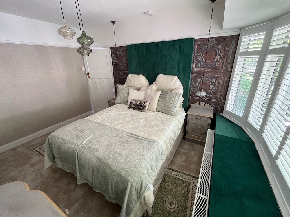 Cardiff - Sleeps 7 - Parking - Jacuzzi - Garden
