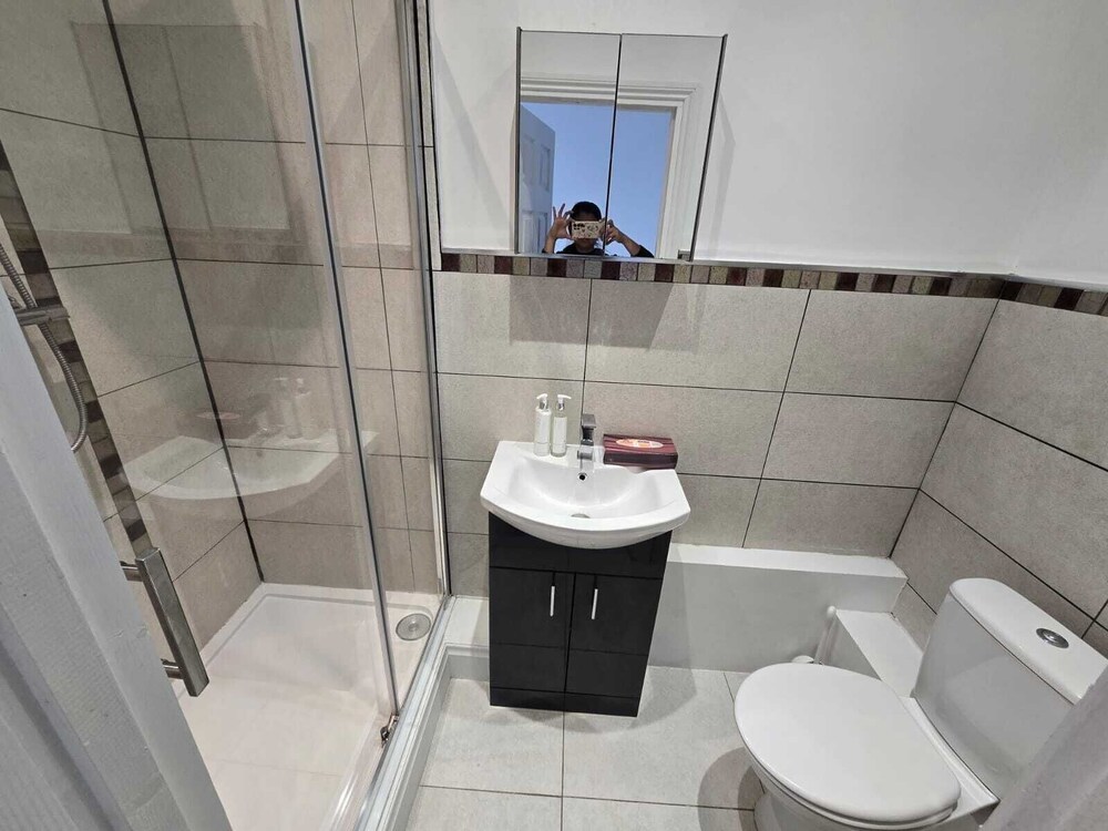 Room in Guest Room - Limehouse Townhomes Modern Spacious Serviced En-suite Room With a Garden View view 3