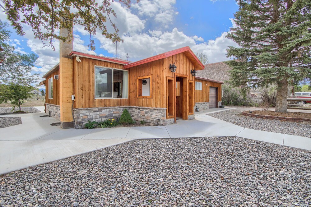Group Getaway w/ Mtn Views: Home in Circleville!