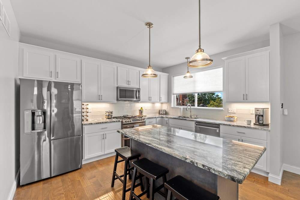 Modern Home W/garage Near SLU JZ Vacation Rentals