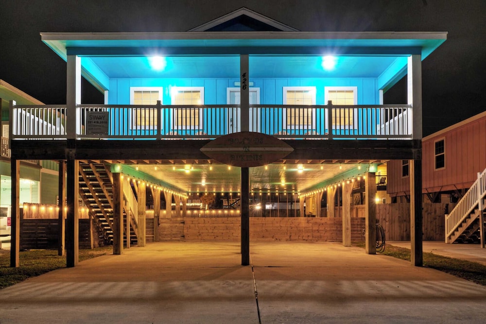 Sleeps 21, 2 Homes 2 Private Pools, Fire Pit, Swing Bar Walk to the Beach