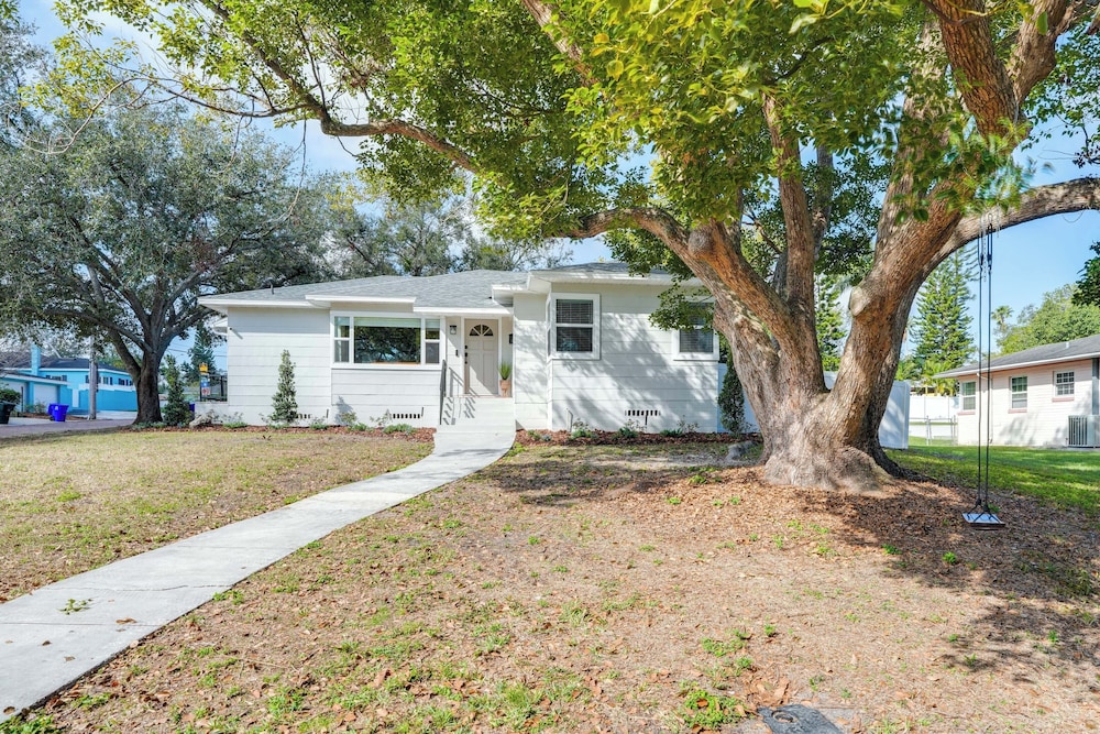Mid-century Lakeland Home w/ Game Room!