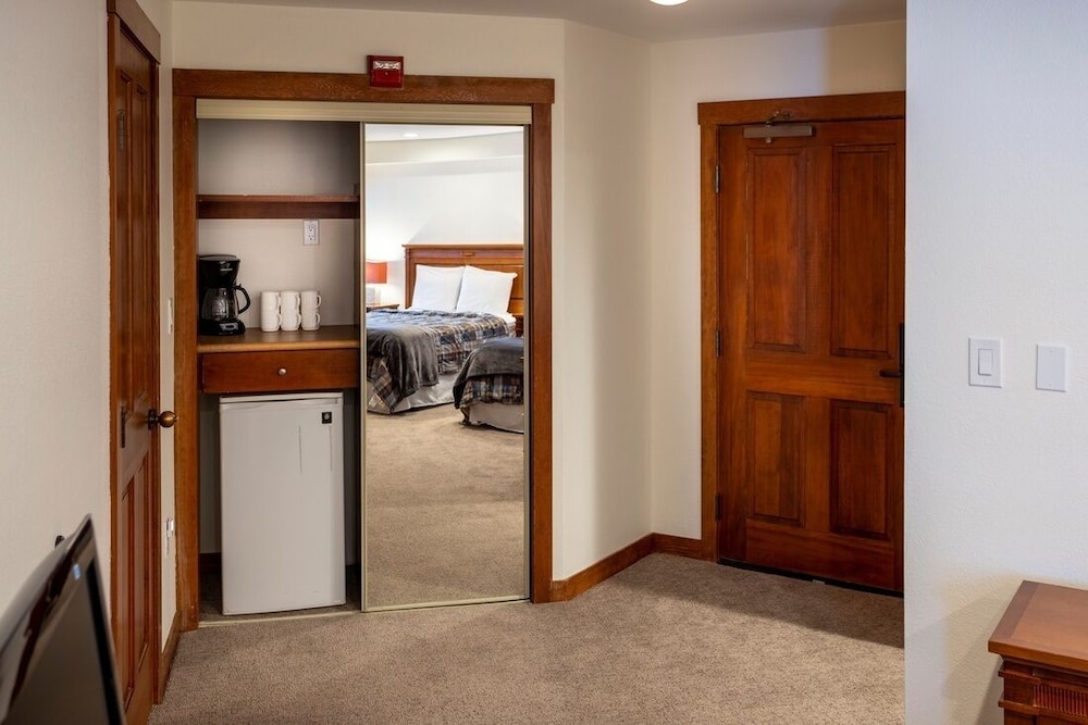 3419b - Double Queen Standard Powderhorn Lodge Suite