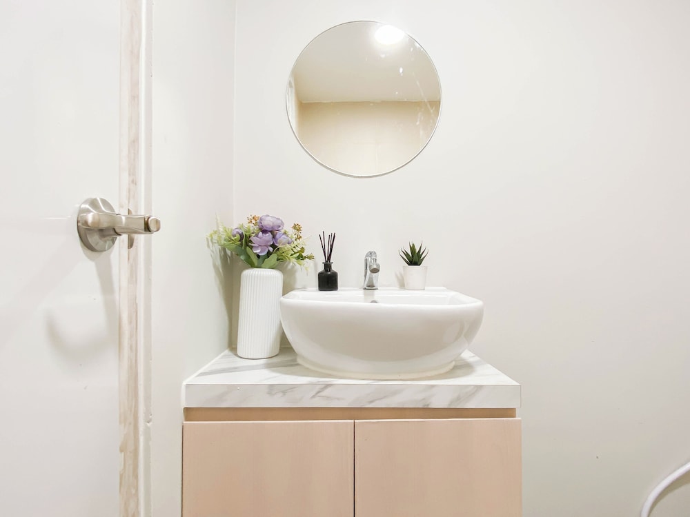 White Accent Studio At Apartment Meikarta Near Paramadina University
