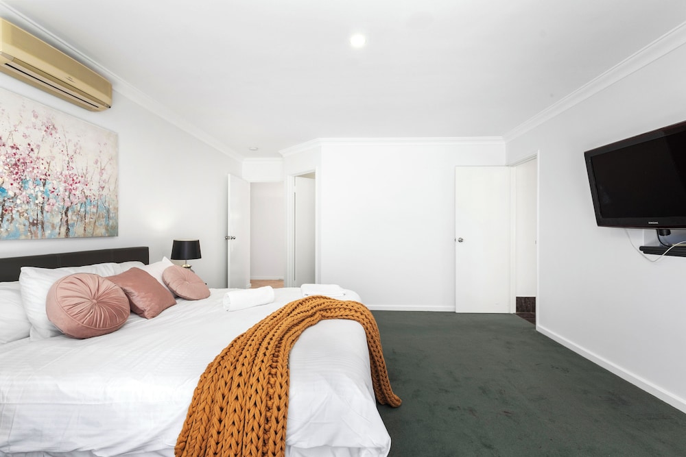 The Monaco Mansion Dianella - Sepal Stay