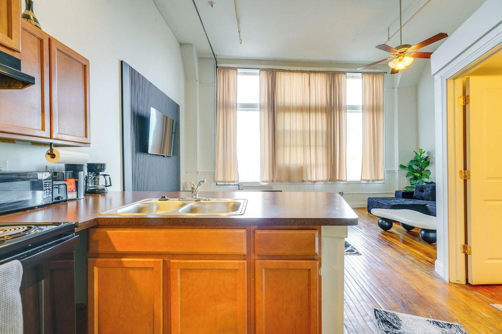 Explore Corktown: Updated Loft Next to Riverwalk!