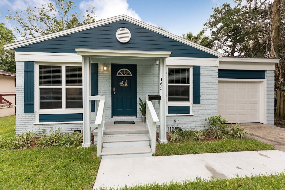 Charming Downtown Cottage 3 Bedroom Home