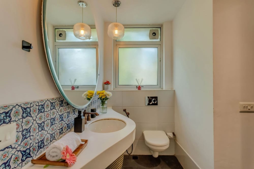 Stylish 2BR w Pool Near Candolim and Coco Beach