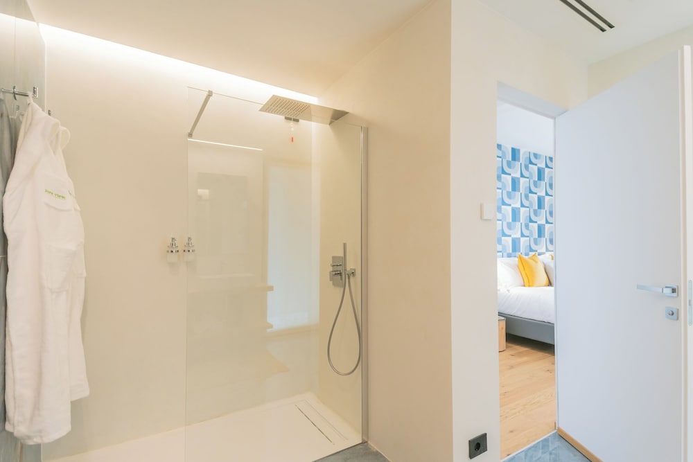 Pureview Luxury Suites, with breakfast & pool by Rent all Como