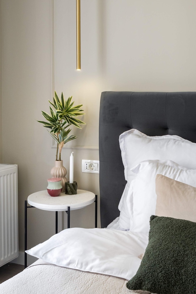 Contemporary Aparthotel 2-BR Flats Near Old Town, Quiet & Serene