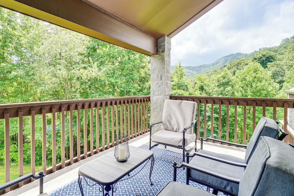 Ski, Hike & Explore: Mtn-view Haven in Gatlinburg!