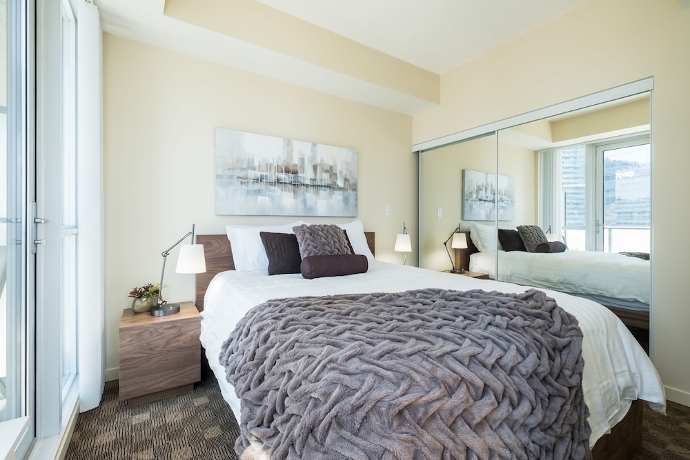 QuickStay - Premium 2bdrm Downtown Condo - Image 3