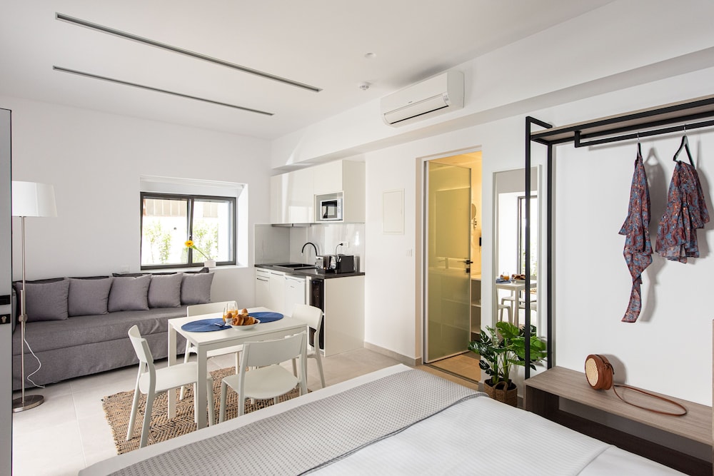 Cozy Corner Luxury Apartments view 4