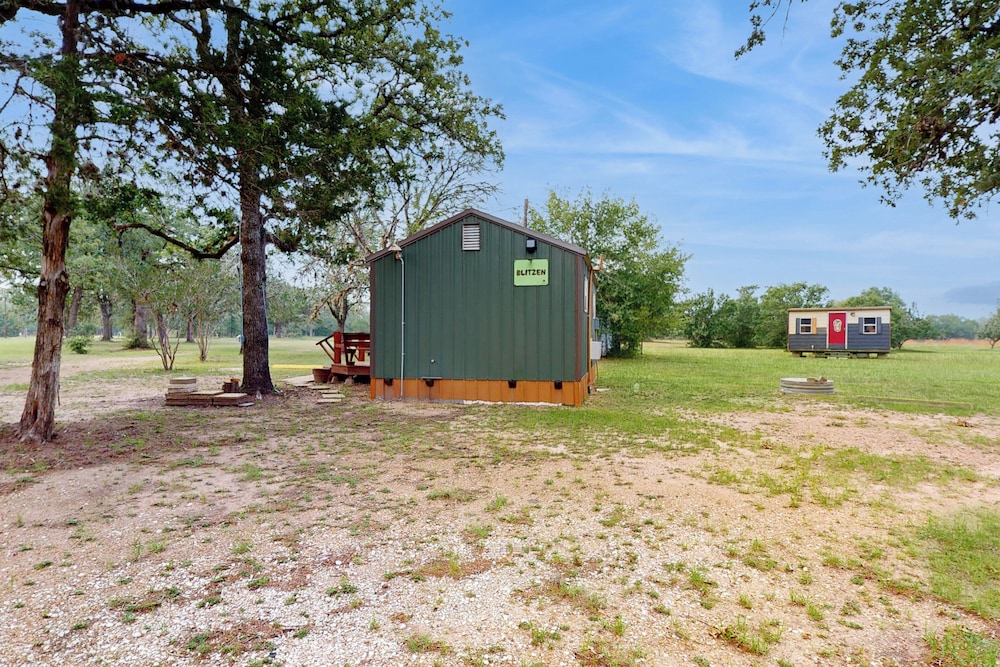 1BR Rustic Cabin w/ Kitchenette, Streaming & Wifi