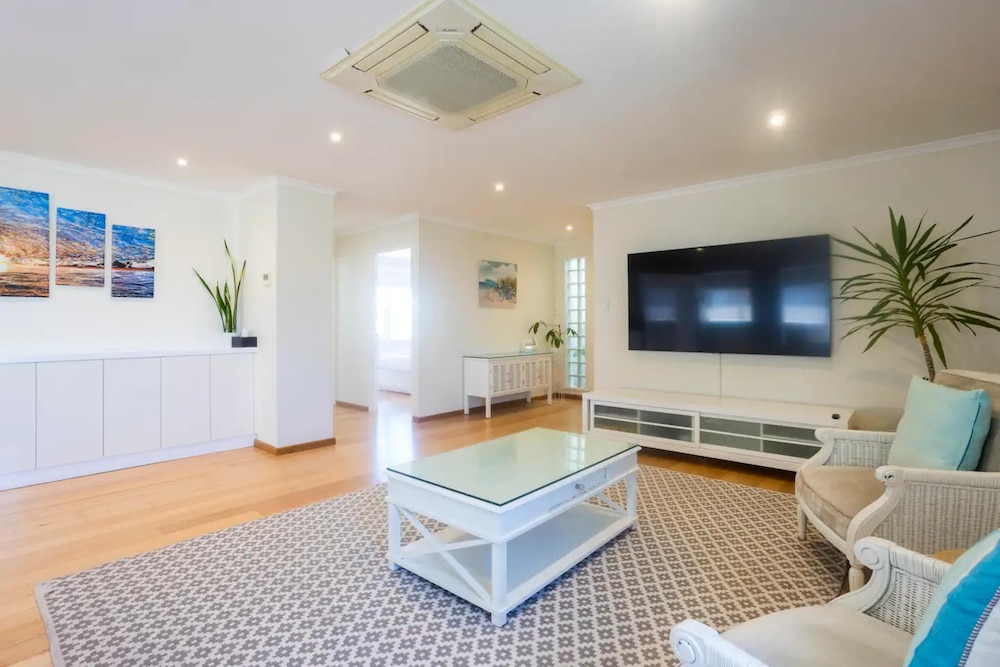 Beautiful 3BR Beachside Apt in Cottesloe!