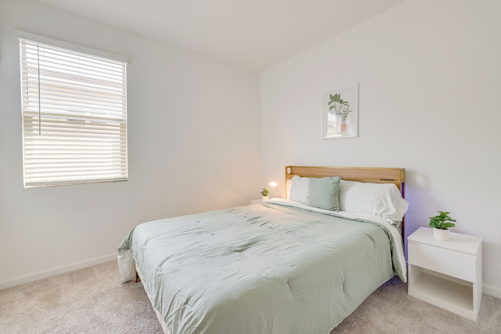 10 Mi to Downtown: Suburban Phoenix Home