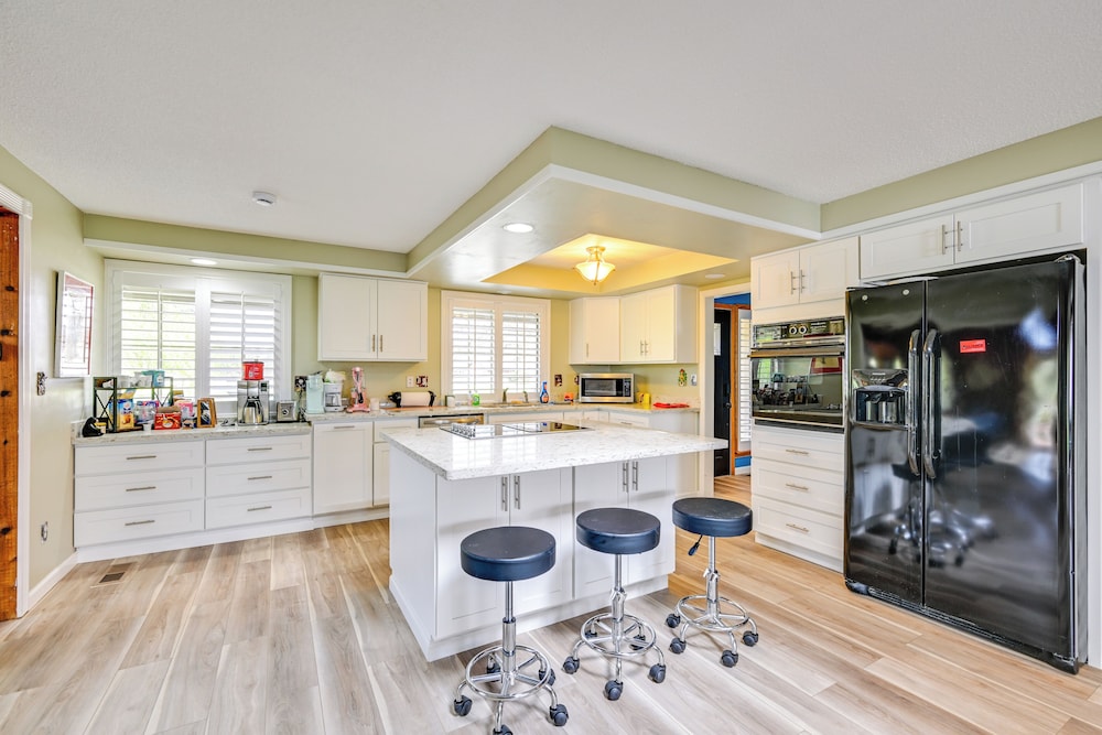 9 Mi to Spanaway Park: Home w/ Indoor Hot Tub
