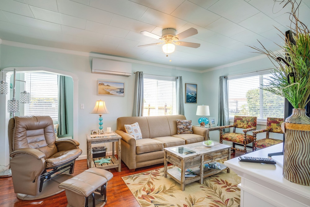 Walk to Gold Beach: Charming Cottage w/ Yard!
